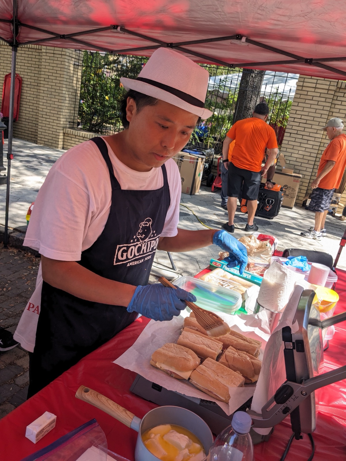 フロリダの大会会場でサンドを提供するPAN