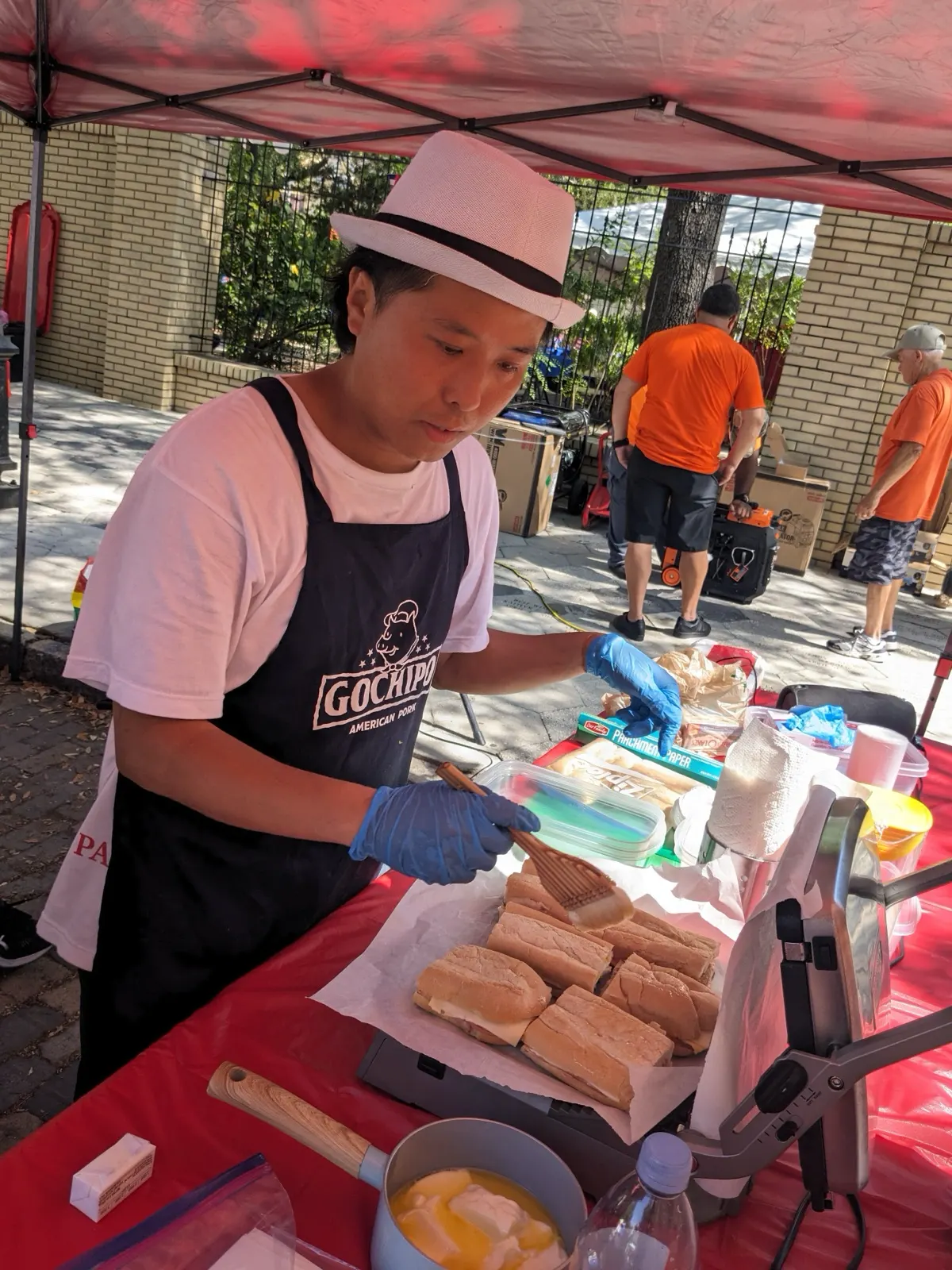 フロリダの大会会場でサンドを提供するPAN